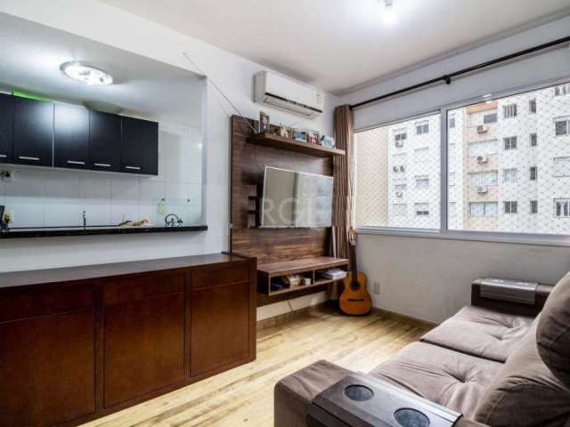 Apartamento 3 dormitórios, sendo 1 suite, andar alto, com sala de estar e jantar integrados, cozinha e área de serviço conjugados, 2 banheiros sendo um suíte e um social. Permanecem no imóvel cozinha 