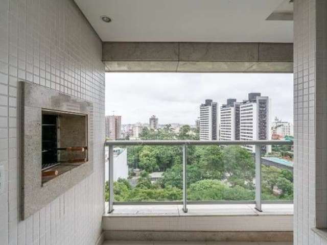 Apartamento totalmente semimobiliado de 1 dormitório, living com sacada, ótima posição solar, banheiro social, cozinha americana, churrasqueira e 1 vaga de garagem. Andar alto, vista. Fica no apto móv