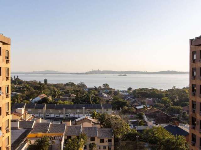 ótimo Apartamento muito bem localizado no bairro Tristeza, Zona Sul de Porto Alegre. O imóvel possui 03 dormitórios, sendo 01 suíte. Área social integrando living para dois ambientes com lareira, chur