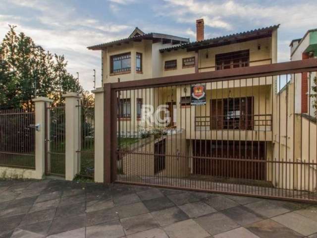 Sobrado com 5 dormitorios (3 suítes, sendo uma com closet e hidromassagem),  gabinete, lavabo, cozinha com churrasqueira, sacadas, living 3 ambiente e lareira,  lavanderia, sala, banheiro  da piscina 