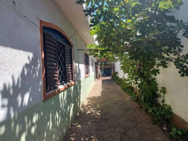 Casa ampla com 2 dormitórios, living para 2 ambientes ampla cozinha e demais peças. Nos fundos apartamento com 1 suíte. Precisa reformas. Garagem fechada mais espaço no pátio para estacionar. Excelent