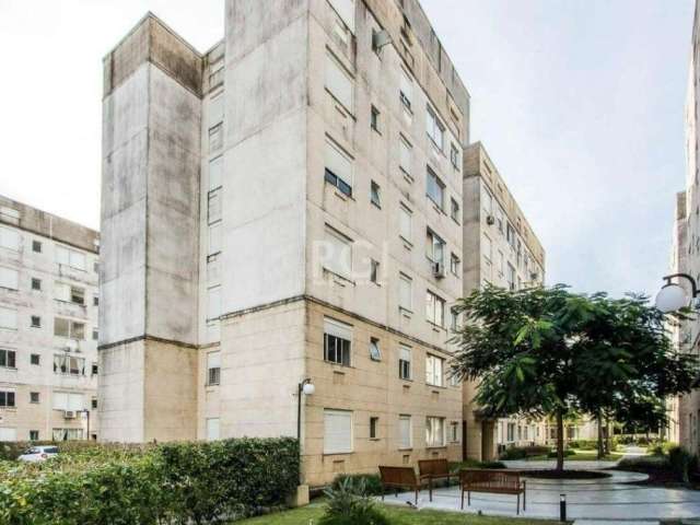 Apartamento com 2 dormitórios, amplo living que integra a sala de estar à sala de jantar com ventilador de teto, cozinha americana e com armários, área de serviço/lavanderia, banheiro com box de vidro