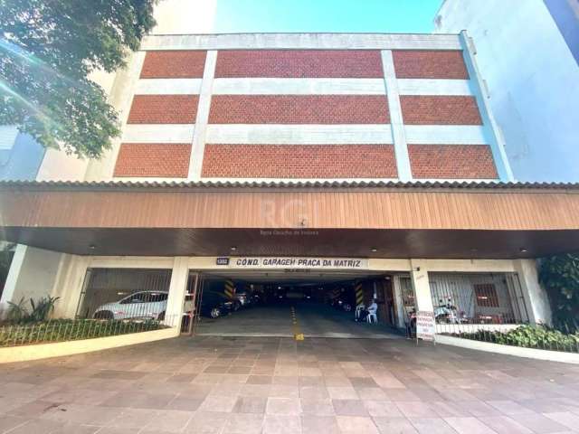 Box de estacionamento em prédio garagem em ótima localização na Duque de Caxias no Centro de Porto Alegre, junto a catedral e assembleia. Portaria 24h e elevador. Agende sua visita!&lt;BR&gt;Aluguel 2