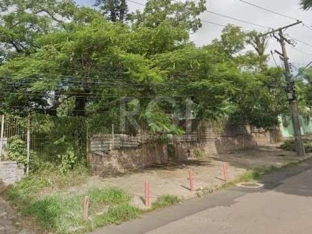 Terreno à venda em Teresópolis com 1.150m², medindo 41,56 x 36,30m, em uma localização estratégica. Situado próximo ao Supermercado Nacional e ao novo Bourbon Teresópolis, o terreno combina praticidad