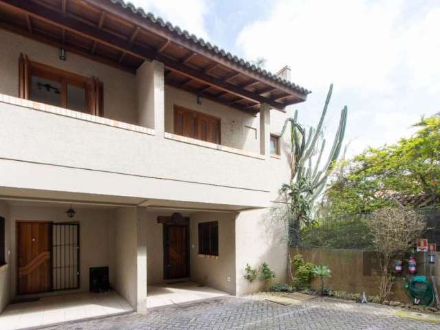 Casa em condomínio horizontal, três andares, com baixo valor condominial, garagem coberta, porteiro eletrônico, sala, varanda com divisória para área externa, cozinha com armários planejados e Juncker