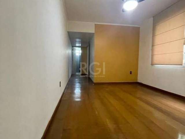 Apartamento de 2 dormitórios, 65m2, living integrado com dois ambientes, banheiro social com ventilação natural, cozinha e área de serviço separadas. Armários embutidos no teto do corredor, com excele