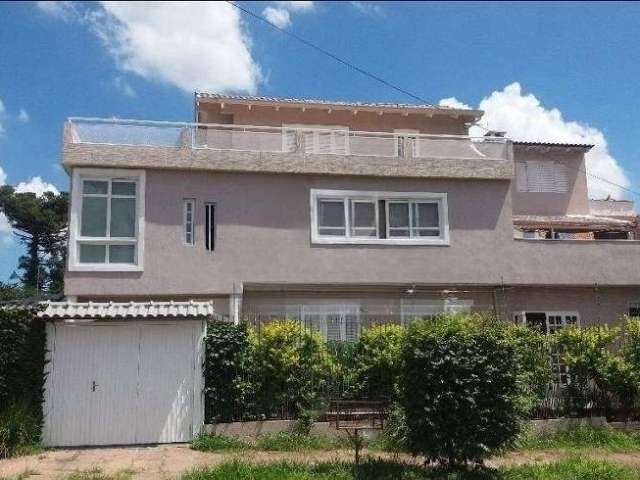 Casa com 5 dormitórios, sendo 2 suítes, de esquina, constituída por 3 pavimentos, lavabo, sala de estar e jantar, salão de festas com churrasqueira interna, espaço fitness, cozinha montada, lavanderia