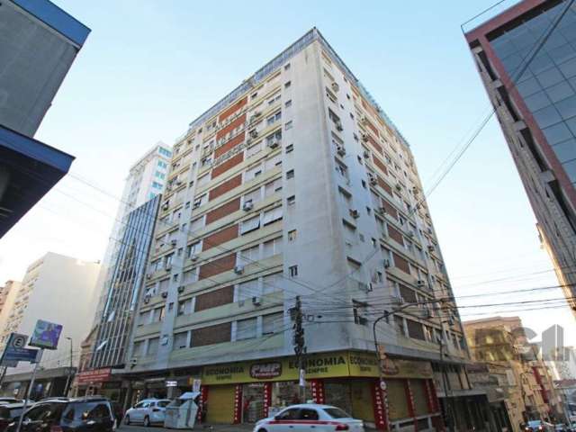 Excelente apartamento de frente, três dormitórios, uma suíte, living em dois ambientes em parquet, banheiro social, cozinha com área de serviço separada, dependência de empregada completa, totalmente 