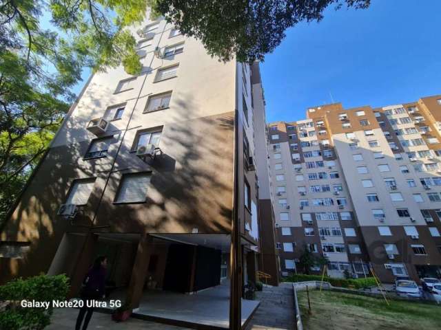 Oportunidade apartamento, reformado  com  dois dormitórios , living dois ambientes , cozinha e área de serviço , e um banheiro social , edifício com elevador , vaga rotativa.&lt;BR&gt;Localizado  próx