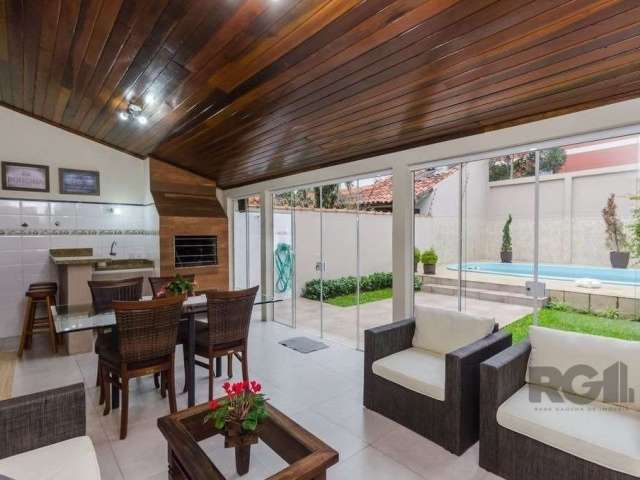 Excelente casa de 3 andares, com 3 dormitórios sendo 2 suítes, 1 com hidro + gabinete que poderá ser o 4º Dormitório, amplo gabinete com sacada . Linda sala de estar com lareira, sala de jantar, lavab