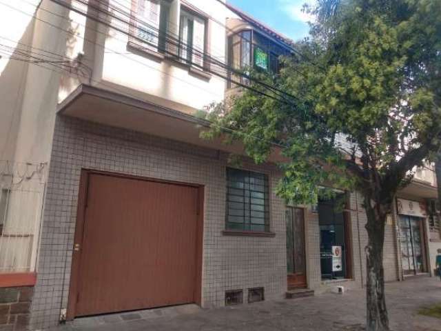 APARTAMENTO DE 2 DORMITORIOS, SENDO UM 1 SUITE. BANHEIRO SOCIAL. SALA AMPLA, AREA DE SERVICO INTEGRADA, COZINHA E CHURRASQUEIRA. &lt;BR&gt;PISO LAMINADO EM OTIMO ESTADO E ELETRICA NOVA. PRIMEIRO ANDAR