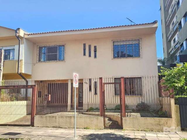 Excelente casa de 3 dormitorios com possibilidade para 4 dormitorios ou duas salas, cozinha, area de servico, suite, closet, lavabo, garagem 2 carros e patio + casa 2 dormitorios nos fundos. otima loc