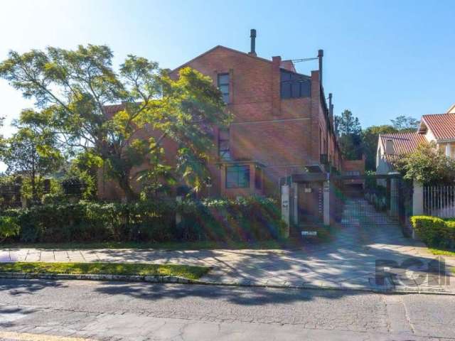 Excelente casa de 3 andares em condomínio fechado. Possui 3 dormitórios sendo uma suíte. No térreo um living amplo com sala de estar com lareira. Cozinha planejada. No 2º andar dois quartos e um banhe