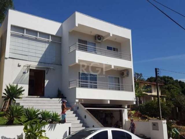 casa na frente com 3 suítes e garagem  pra 4 carros , e suíte Master com  closet  e 2 suítes americanas  ambas com.Hidromassagem,  e 3 salas amplas,  lavanderia,  lavabo, escritório que  pode  ser  4 