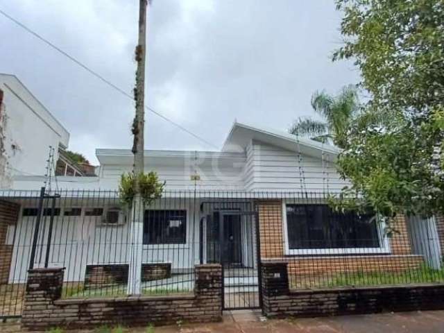 Casa terrea  com 280,35 metros quadrados privativos  e  terreno com 492,17  de area total. localizada a 3 quadras  do ponto central da cidade  junto a  sede da unimed  são leopoldo. casa  ideal  para 