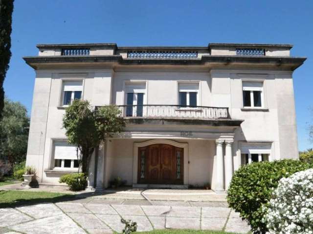 Casa inaugurada em 1950, conta com 3 andares, 6 dormitórios sendo uma suíte com estar, 3 banheiros na parte superior e 1 lavabo no térreo, elevador, sauna, adega, área com piscina com pergolado com ca