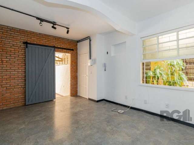 Ótimo apartamento térreo no bairro Bom Fim. &lt;BR&gt;Único, com 46m² e estilo industrial, conta com 2 dormitórios sendo 1 suíte com banheira, living para dois ambientes, lavabo, cozinha em conceito a