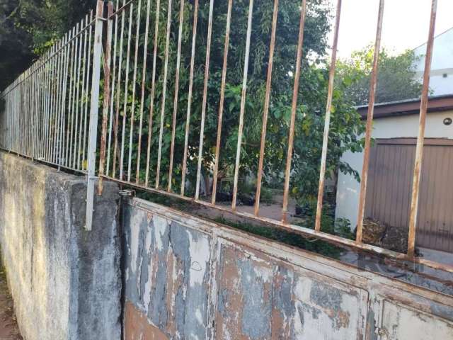 Terreno Vila Ipiranga de Esquina. &lt;BR&gt;&lt;BR&gt;Ótimo terreno de esquina com a Rua Bartolomeu Dias. Consta casa de madeira na matrícula. Terreno mede 300 metros quadrados.