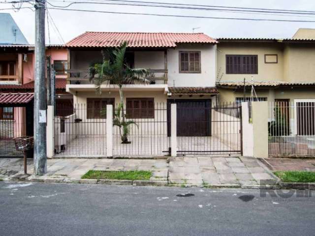 Ótima casa com 3 dormitórios, sendo uma suíte. Você pode contar também com um amplo living, lavabo, cozinha integrada com a sala de jantar, churrasqueira, área de serviço/lavanderia independente, banh