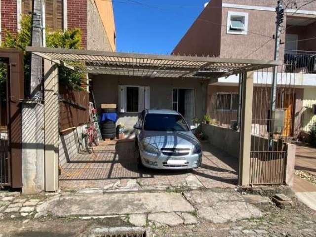 Ótima casa em condomínio, com 1 dormitótio, amplo living, cozinha, lavanderia fechada, vaga de garagem, playground,  ótima localiazação perto de todos os recursos do bairro. Estuda carro no negócio no