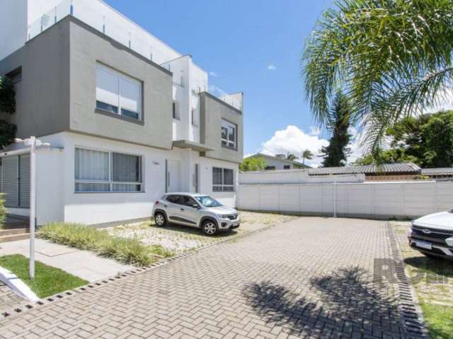 Excelente casa em condomínio fechado no Bairro Glória, o imóvel conta com 03 dormitórios, sendo 01 suíte, banheiro social, lavabo, living para 02 ambientes, cozinha americana com cooktop, área de serv