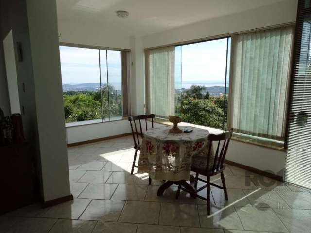 casa com uma linda vista panorâmica para o por do sol do guaíba,  espaçosa, composta por 2 dormitórios, (pode ser alocado mais1dormitório no sotão e mais 1 dormitório na garagem), sala de estar e jant