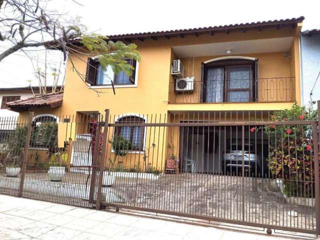 Excelente casa sobrado e um apto nos fundos interligados com Placas solares, 2 terraços, pátio com piscina, 5 dormitórios  sendo 4 suítes, closet, espaço gourmet, living 3 ambientes, duas copa cozinha