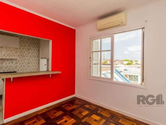 Apartamento de 1 dormitorio a venda no Bairro Navegantes.&lt;BR&gt;Excelente apartamento reformado, com dois aparelhos de ar condicionado novos, banheiro e cozinha novas. Bem localizado próximo a todo