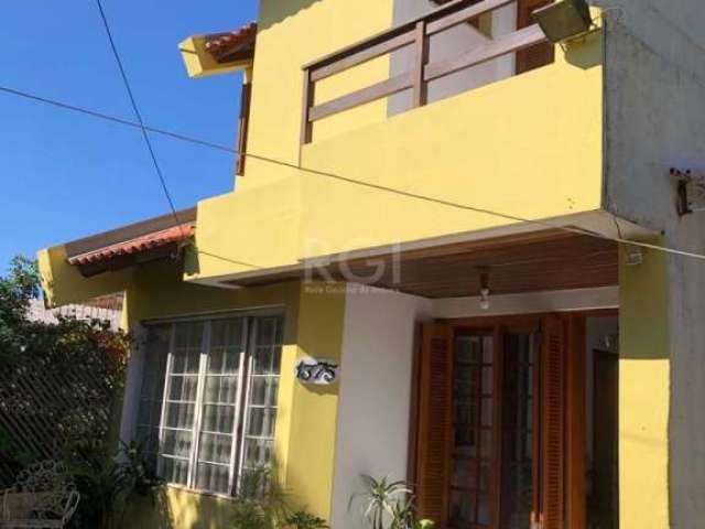 Casa 3 dormitórios, 2 suítes, 2 vagas de garagem, no bairro Tristeza, Porto Alegre/RS   &lt;BR&gt; &lt;BR&gt;No primeiro piso, living com lareria para dois ou mais ambientes, escritório, lavabo, cozin