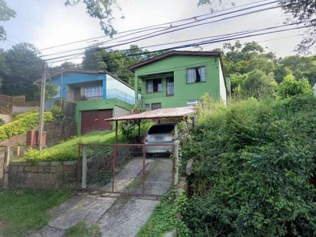 Terreno com duas casas estilo sobrado. A casa principal possui na parte superior 2 dormitórios, living 2 ambientes, banheiro social, cozinha. Na parte inferior: living amplo estilo salão de festas com