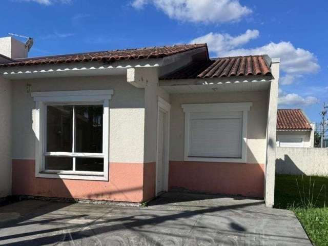 Linda Casa de esquina em condomínio fechado, com total segurança e infraestrutura, imóvel com 3 dormitórios, sendo 1 Suíte americana, living com dois ambientes, pátio privativo na frente e nos fundos,