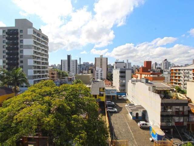 Excelente conjunto comercial no coração do bairro Petrópolis. Sala com 320m² e 03 vagas de garagens escrituradas. Edifício com portaria presencial 12h, monitoramento de câmeras, elevador e estacioname