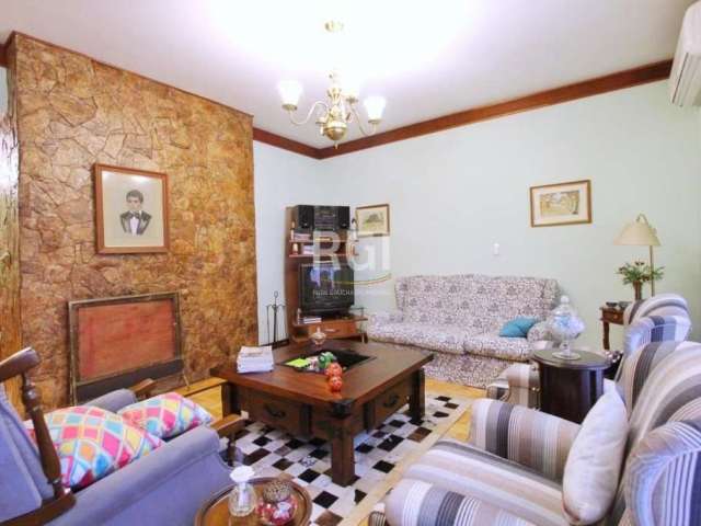 Casa com 3 dormitórios no bairro Teresópolis - Porto Alegre&lt;BR&gt;Linda casa com amplo jardim,  semi- mobiliada (cozinha e quartos), 3 dormitórios, sala com 3 ambientes, lareira, copa, cozinha. Edí