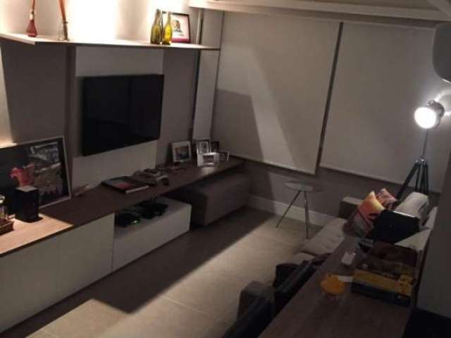 PORTEIRA FECHADA no bairro Higienópolis&lt;BR&gt;Excelente apartamento mobiliado e equipado com 2 dormitórios (1 suíte), churrasqueira e 2 vagas de garagem.&lt;BR&gt;Móveis planejados de ótima qualida