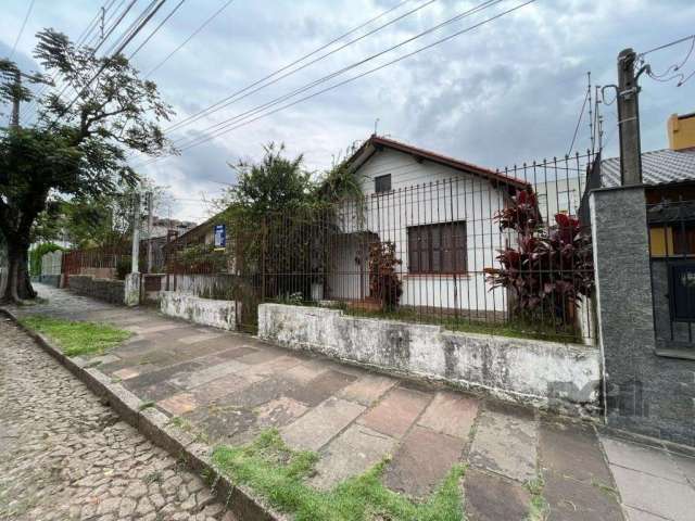 Excelente oportunidade !!!  Ampla casa, com 4 quartos, 3 banheiros, 4 vagas de garagem e área total de 186m² sobre terreno de 422,40 metros. Possui área de serviço, copa, cozinha, sala de jantar. Vast