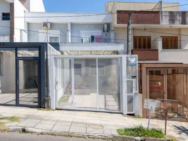 Casa à venda localizado na Rua Manoel Nunes da Silva, no bairro Guarujá em Porto Alegre. Este imóvel conta com área construída de 122m², oferecendo 2 quartos, sendo 2 suítes, 1 banheiro e 2 vagas de g