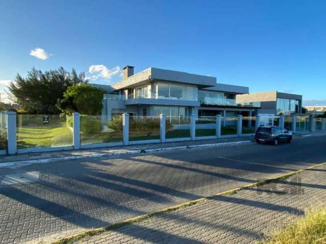 LINDA CASA&lt;BR&gt;6 suítes &lt;BR&gt;Todas com vista para o mar&lt;BR&gt;Salão de festa com churrasqueira e forno pizza&lt;BR&gt;Sala com lareira&lt;BR&gt;Garagem para 2 carros e mais 4 dentro do te