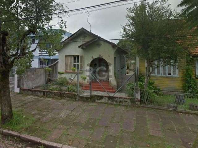 Terreno com casa antiga em cima medindo 8,80x44 metros, bem localizado próximo a tudo no bairro Glória.