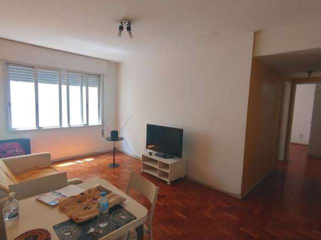 Novidade! Apartamento de 02 dormitórios (mais quarto auxiliar com banheiro) desocupado com peças amplas, silencioso e posição leste (sol da manhã), lateral/fundos. Localização perfeita, colado no melh