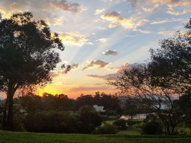 Esta será a vista do pôr do sol de sua varanda!! Excelente terreno , situado no ponto alto do condomínio Terra Ville. Vista deslumbrante para o campo de golfe, e para o Guaíba! Venha construir a casa 