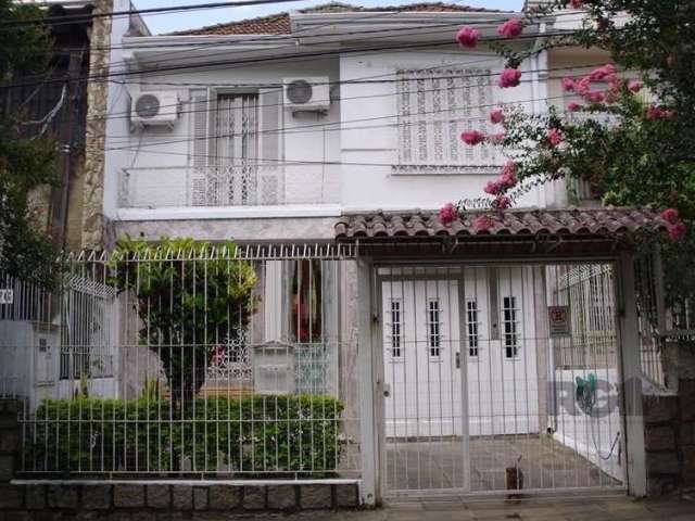 Ótima casa/sobrado no bairro São João, próximo da Av. Benjamin Constant, de 2 pavimentos, com 147m² construídos, em terreno medindo 6,60 x 25,70m. Possui no andar inferior: sala de estar, sala de jant