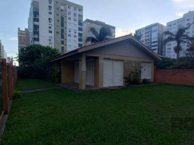 Terreno super bem localizado no bairro mais nobre de Capão da Canoa.&lt;BR&gt;terreno de esquina, 1 quadra do mar.&lt;BR&gt;Ótima oportunidade!!!