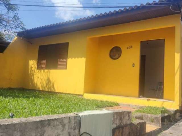 residência em rua tranquila , hall de entrada, living 2 ambientes,,02 dormitórios ,, cozinha, amplo pátio, edícula nos fundos e garagem , amplo pátio.