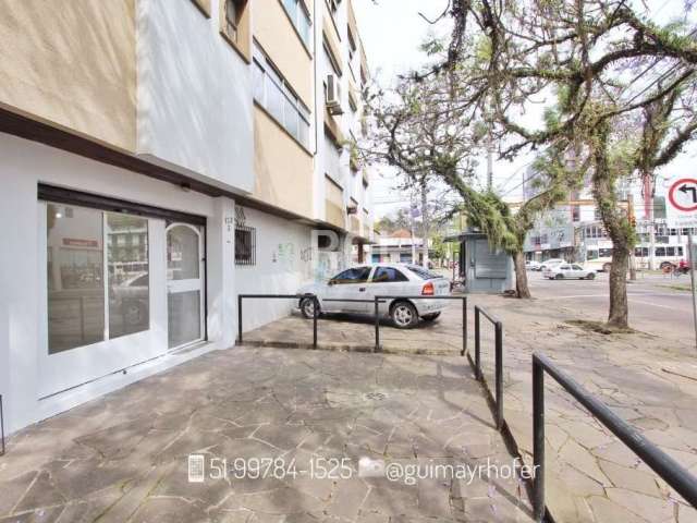 Ótima loja comercial na esquina da Avenida Teresópolis com a Belém, localizada no centro do bairro junto a todos recursos, como bancos, farmácias, mercados e demais lojas. Fácil acesso para clientes, 