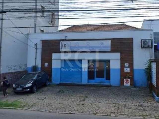 Prédio situada no Bairro Navegantes, com um terreno de 12,80m por 11,00m, em uma localização privilegiada e com quatro vagas de estacionamento disponíveis na frente do estabelecimento. Conta com duas 