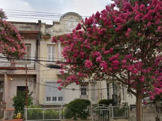 Vende-se casa geminada, 3 quartos, sala com 2 ambientes, copa e cozinha, banheiros sociais, área de serviço, pátio, espaço com churrasqueira coberta. Imóvel isento de IPTU, também pode ser usado para 