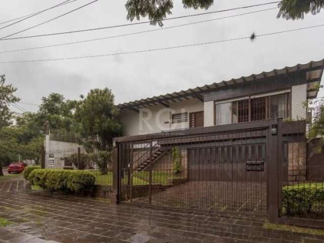 Casa comercial com 4 dormitórios sendo 1 suíte, hall de entrada, living 2 ambientes, gabinete, lavabo, copa cozinha, lavanderia e dependência de empregada completa. Possui amplo pátio com gramado e pi