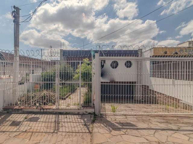 Casa residencial com 3 dormitórios, 3 vagas com 260m2 privativos no bairro Alto Petrópolis, a uma quadra da Avenida Protásio Alves. Sala de Estar para 2 ambientes e Sala de Jantar separada, com amplas