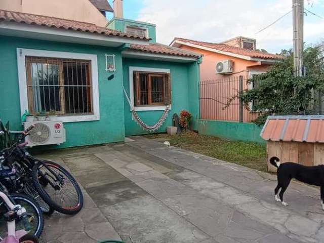 Casa Encantadora de 2 Dormitórios de frente para a Natureza em Vivendas de Nova Ipanema&lt;BR&gt;&lt;BR&gt;Localizada em uma das áreas mais desejadas do Bairro Hípica, esta encantadora casa de dois do