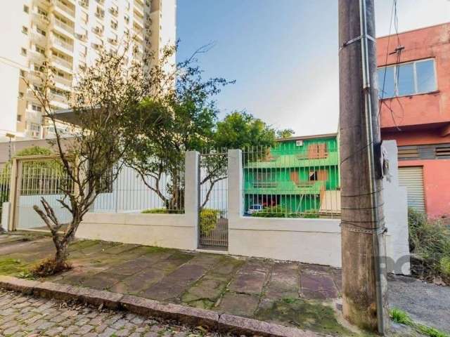 Ampla residência de 242m² localizada no bairro Cristo Redentor, oferecendo uma versatilidade tanto para uso residencial quanto comercial. O imóvel conta com um espaçoso living, 5 dormitórios, 3 banhei